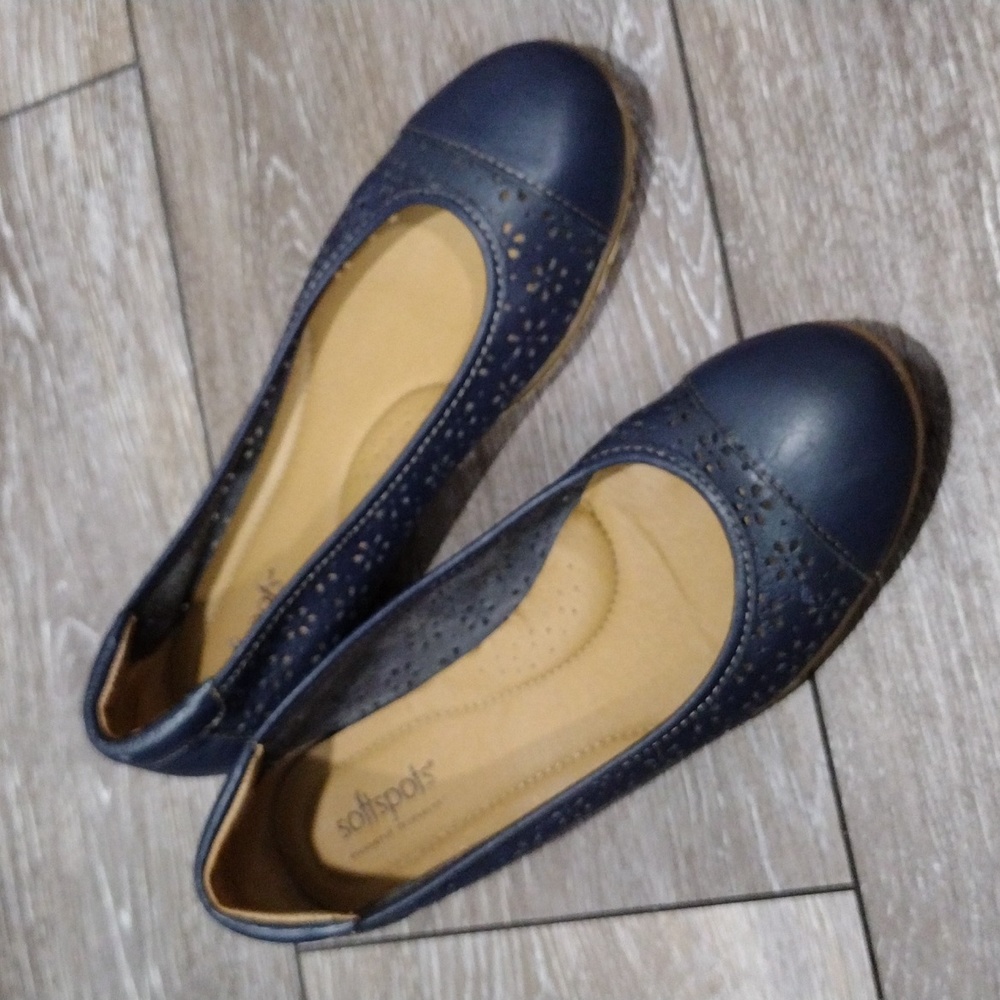 Softspots womens blue lattice leather flats. Size 7